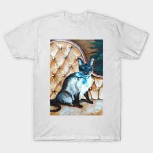 KIE. THE SIAMESE CAT, WITH A CHEWED EAR T-Shirt